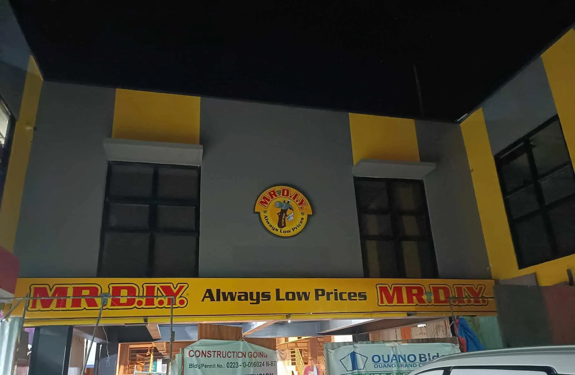 Mr. D.I.Y. sign, printed and installed by MCAV